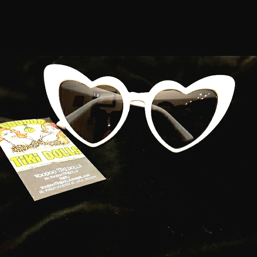 Pin up style heart sunglasses